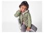 Petite fille en veste matelassée olive.
