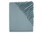 Un drap-housse bleu clair.