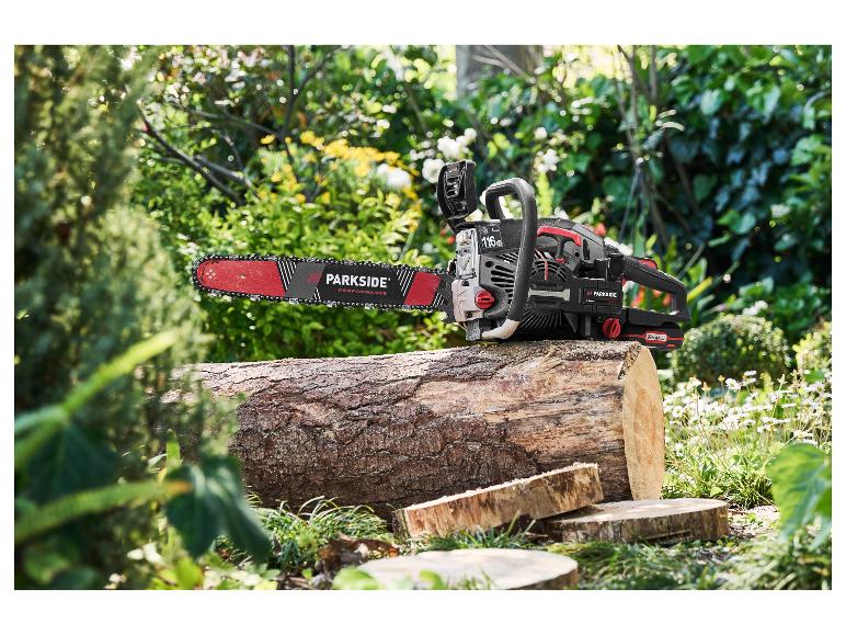 Tronçonneuse Parkside Performance sur un tronc coupé dans un jardin.