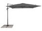 Un parasol gris avec un bras cantilever et un socle en pierre.