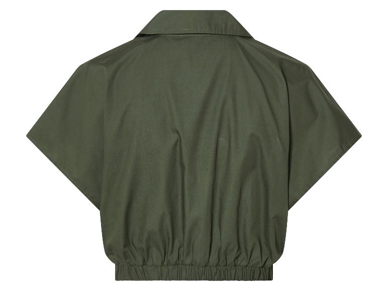 Chemise courte vert olive à manches courtes.