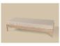 Banc en bois clair avec un coussin beige texturé