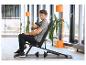 Homme assis sur un banc de musculation utilisant un masseur CRIVIT sur un Bodenschutzmatte.