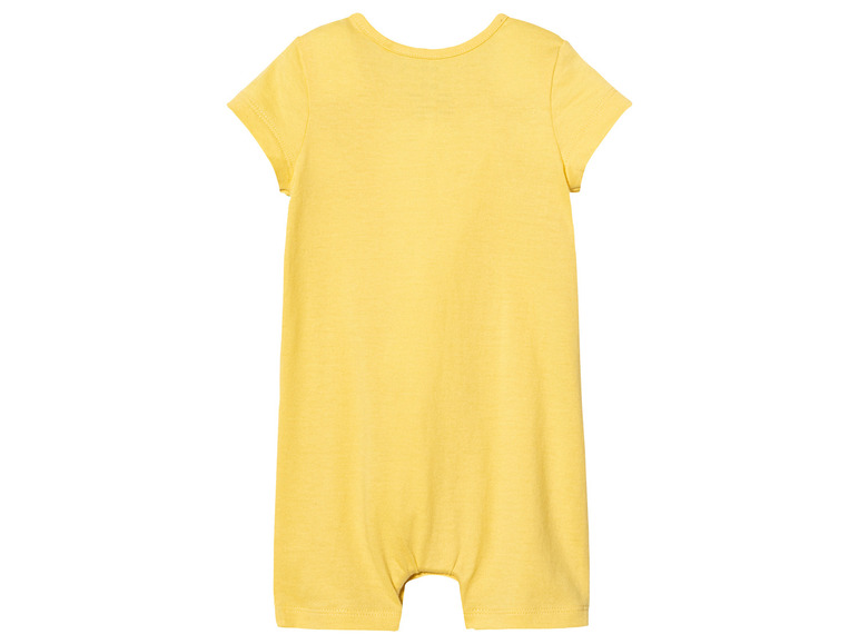 Une combinaison jaune pour bébé.