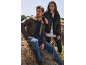 Blousons aviateur en similicuir pour homme et femme sur une botte de foin.