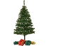 Sapin de Noël artificiel avec des branches vertes et plusieurs cadeaux emballés à sa base.