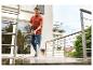 Homme nettoyant une terrasse en bois avec un nettoyeur haute pression.