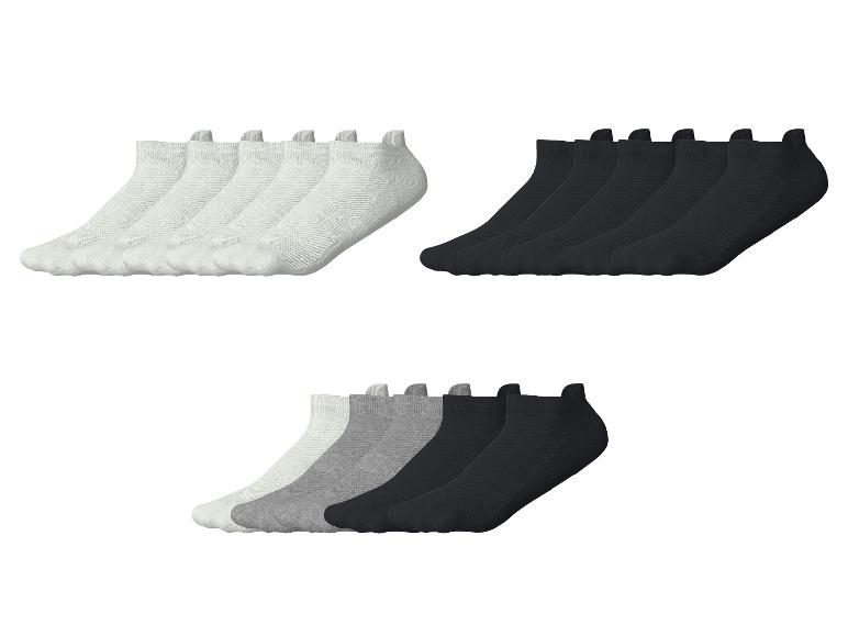 Trois paquets de chaussettes basses: blanches, noires et multicolores (blanc, gris, noir).