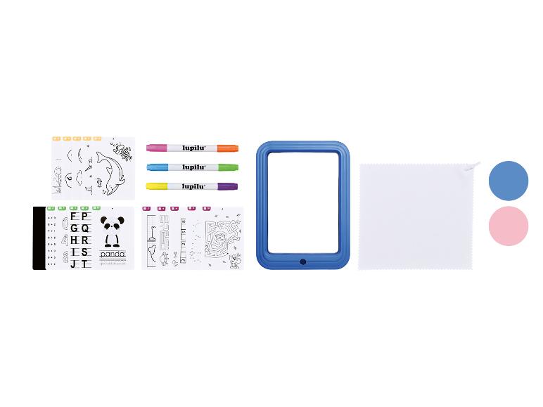 Kit de dessin pour enfants avec marqueurs, pochoirs, chiffon et tablette de dessin bleue.