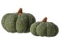 Deux citrouilles décoratives en feutre vert olive.