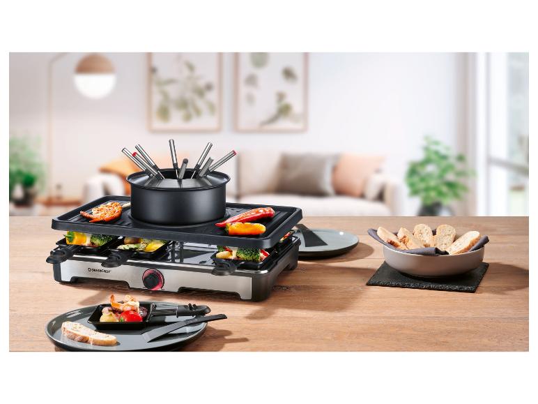 Appareil à raclette avec caquelon à fondue, crevettes, légumes et pain sur une table en bois.