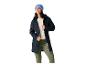 Femme avec bonnet bleu, veste bleu marine et leggings vert olive
