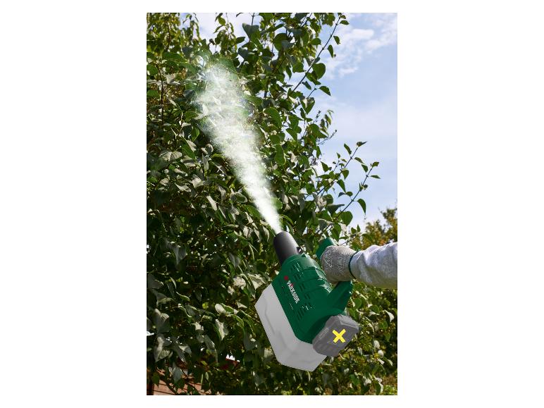 Personne utilisant un pulvérisateur sans fil pour traiter un arbre