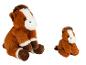 Deux chevaux en peluche marron et blancs de différentes tailles