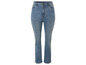 Un jean bleu à taille haute.