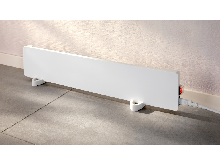 Radiateur convecteur électrique blanc au sol avec un interrupteur rouge.