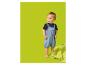 Bébé en salopette en jean et t-shirt foncé, avec une couverture verte à côté.