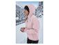 Femme en veste softshell thermique rose CRIVIT et bonnet dans un paysage montagneux enneigé.