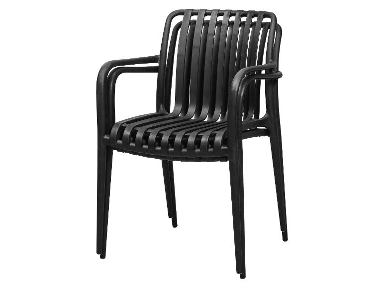 Fauteuil d'extérieur noir à lattes avec accoudoirs sur fond blanc.