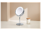 Miroir de maquillage avec éclairage LED et un pot de cotons-tiges.