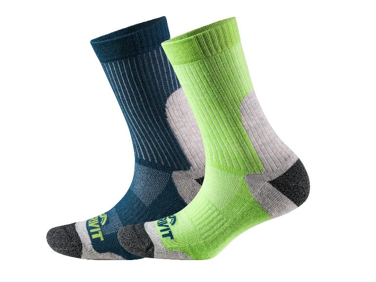 Deux chaussettes de sport bleues et vert lime avec des détails gris et noirs.