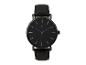 Une montre noire avec un bracelet en cuir.