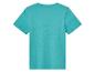 Un t-shirt bleu clair à manches courtes.