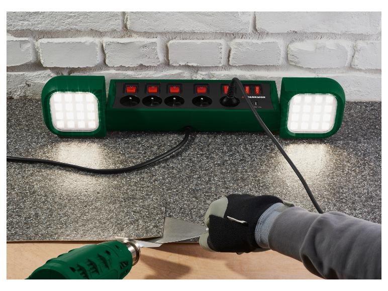 Station de travail Parkside avec multiprise, lumières LED et outils à main.