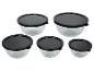 Ensemble de cinq bols transparents avec couvercles noirs