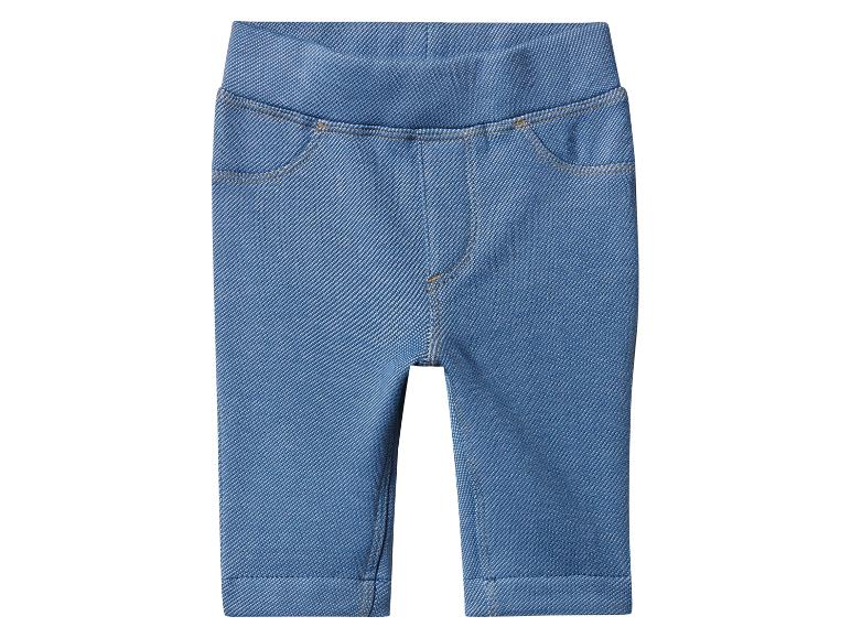 Jean bébé bleu avec taille élastique et fausses poches.