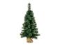 Un sapin de Noël artificiel dans un pot en jute.