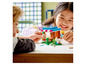 Deux enfants jouent avec un ensemble LEGO Minecraft Farm.