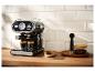 Une élégante machine à expresso SilverCrest prépare du café.