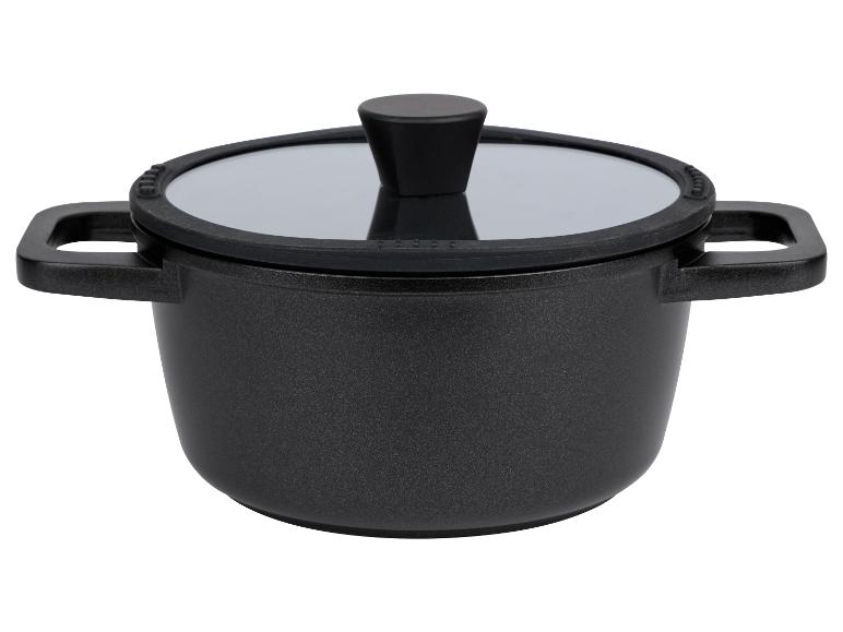 Une casserole noire avec un couvercle