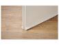 Joint de porte blanc sur un plancher en bois.
