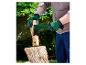 Une personne portant des gants verts fend du bois avec une hache Parkside.