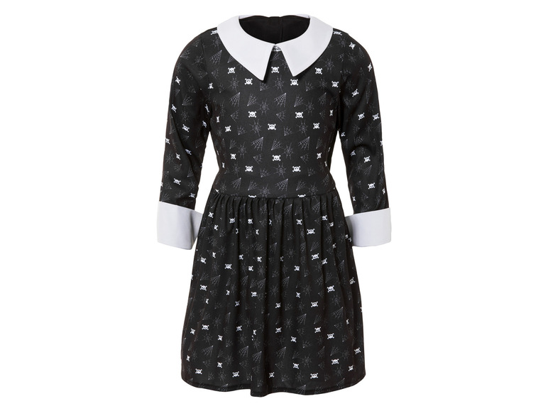 Une robe noire avec un col blanc et un motif de toiles d'araignées et de crânes.