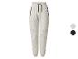 Pantalon de jogging gris avec poches zippées et cordon de serrage à la taille, avec des échantillons de couleur noire et claire.