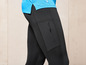 Leggings de sport noirs avec une poche zippée.