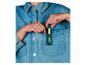 Une main place une lampe LED Parkside dans la poche d'une veste en jean.