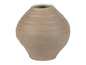 Un vase en céramique brun avec un design cannelé.