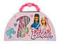 Un sac rose Barbie avec des feutres, des crayons et d'autres fournitures d'art.