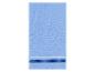 Une serviette bleu clair avec une bordure bleue et blanche.