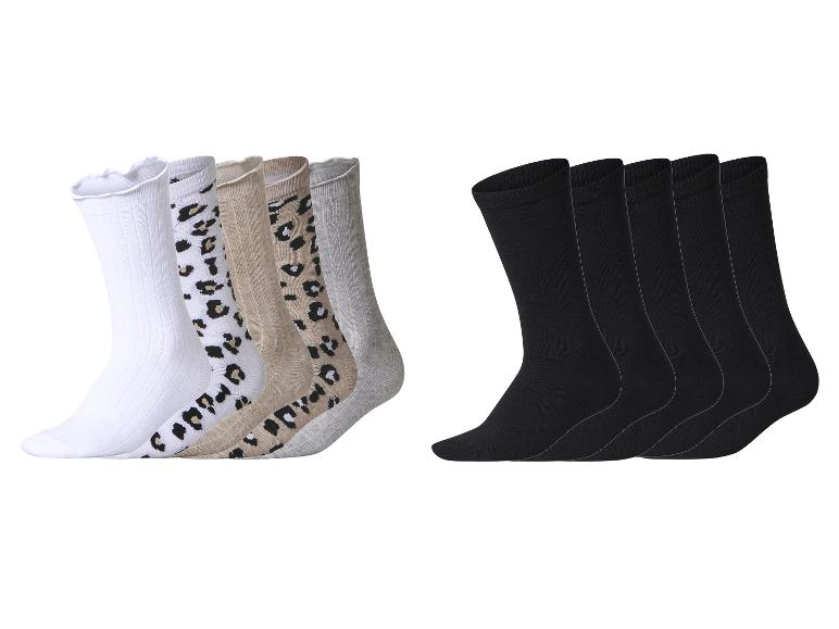 Un ensemble de cinq paires de chaussettes noires et cinq paires de chaussettes à motifs et unies.