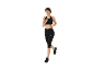 Femme en tenue de sport noire, brassière et legging capri, en train de courir.