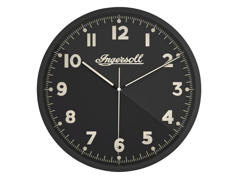 Une horloge murale Ingersoll noire avec des aiguilles argentées.