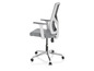Un fauteuil de bureau gris avec un dossier en maille et des accoudoirs blancs.