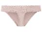 Un string en dentelle rose pour femme.