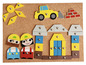 Un ensemble de jouets en bois avec un bulldozer jaune, deux ouvriers du bâtiment et une maison.