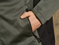 Gros plan sur une veste softshell verte avec une poche zippée